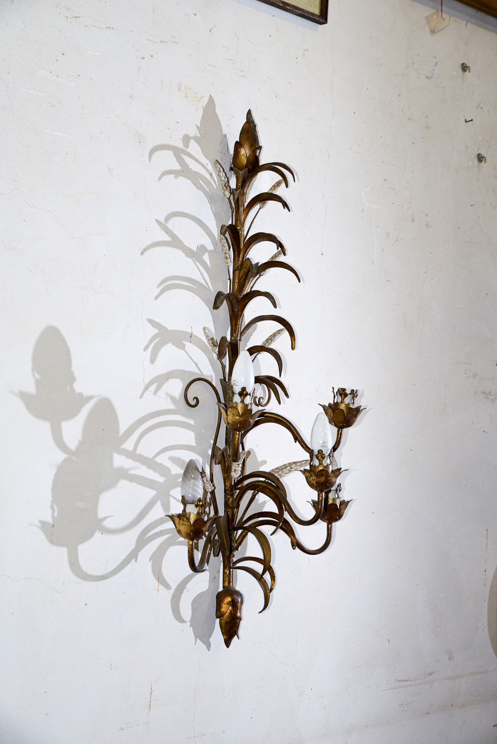Applique lampada da parete muro in ferro battuto con decori a foglia e dorata e fiori bianchi verniciati 5 luci  stile Banci Firenze