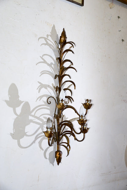 Applique lampada da parete muro in ferro battuto con decori a foglia e dorata e fiori bianchi verniciati 5 luci  stile Banci Firenze