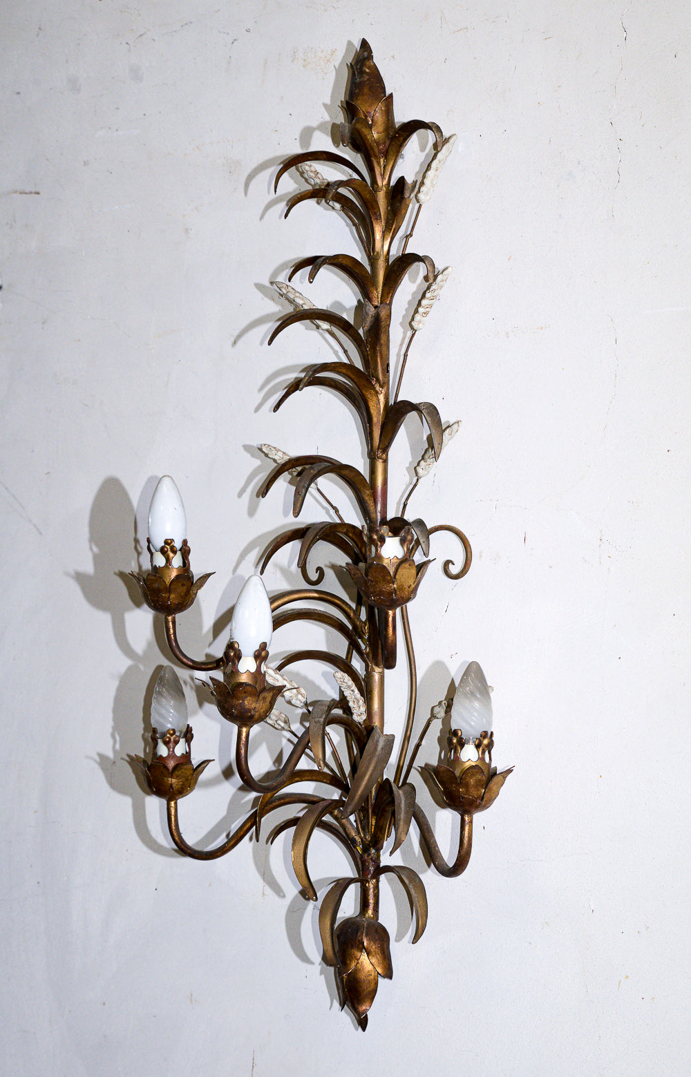 Applique lampada da parete muro in ferro battuto con decori a foglia e dorata e fiori bianchi verniciati 5 luci  stile Banci Firenze