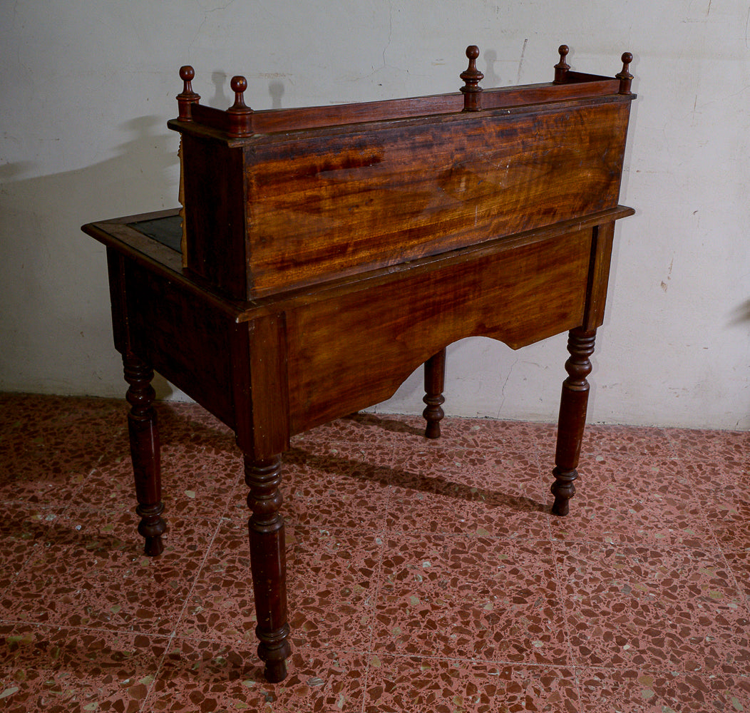 Scrivania scrittoio tavolino in noce con alzata di mensole a giorno e 3 cassetti sul fronte Italia epoca Luigi Filippo