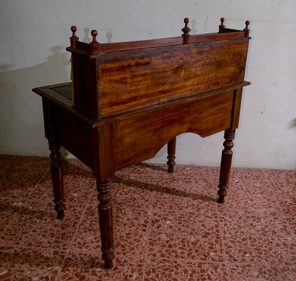 Scrivania scrittoio tavolino in noce con alzata di mensole a giorno e 3 cassetti sul fronte Italia epoca Luigi Filippo