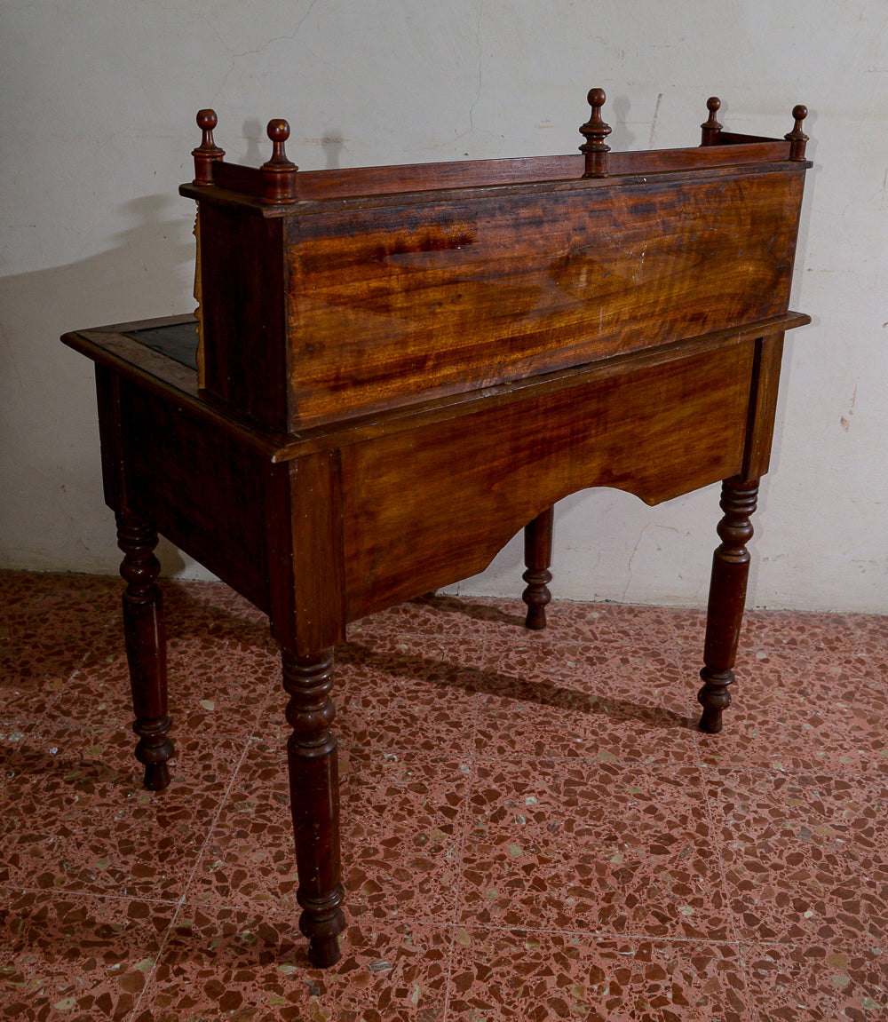 Scrivania scrittoio tavolino in noce con alzata di mensole a giorno e 3 cassetti sul fronte Italia epoca Luigi Filippo
