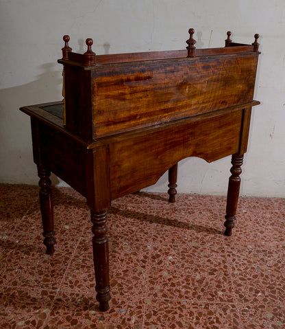 Scrivania scrittoio tavolino in noce con alzata di mensole a giorno e 3 cassetti sul fronte Italia epoca Luigi Filippo