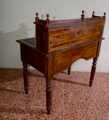 Scrivania scrittoio tavolino in noce con alzata di mensole a giorno e 3 cassetti sul fronte Italia epoca Luigi Filippo