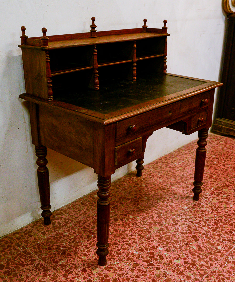 Scrivania scrittoio tavolino in noce con alzata di mensole a giorno e 3 cassetti sul fronte Italia epoca Luigi Filippo