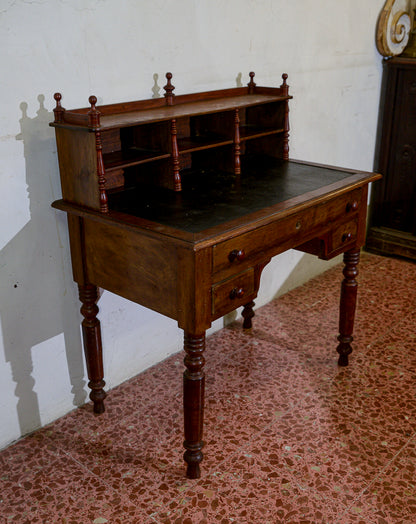 Scrivania scrittoio tavolino in noce con alzata di mensole a giorno e 3 cassetti sul fronte Italia epoca Luigi Filippo