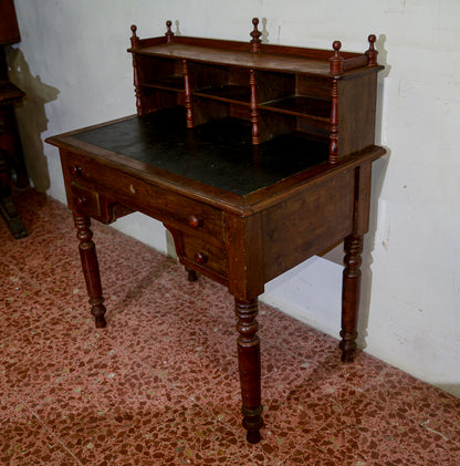 Scrivania scrittoio tavolino in noce con alzata di mensole a giorno e 3 cassetti sul fronte Italia epoca Luigi Filippo