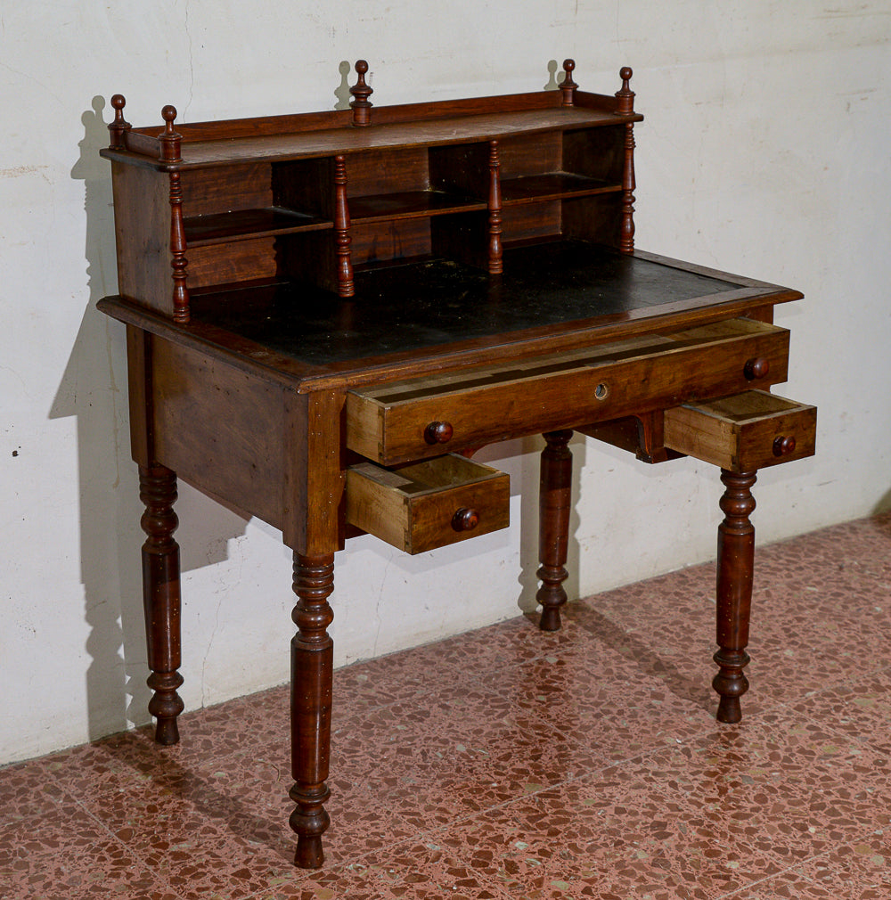 Scrivania scrittoio tavolino in noce con alzata di mensole a giorno e 3 cassetti sul fronte Italia epoca Luigi Filippo