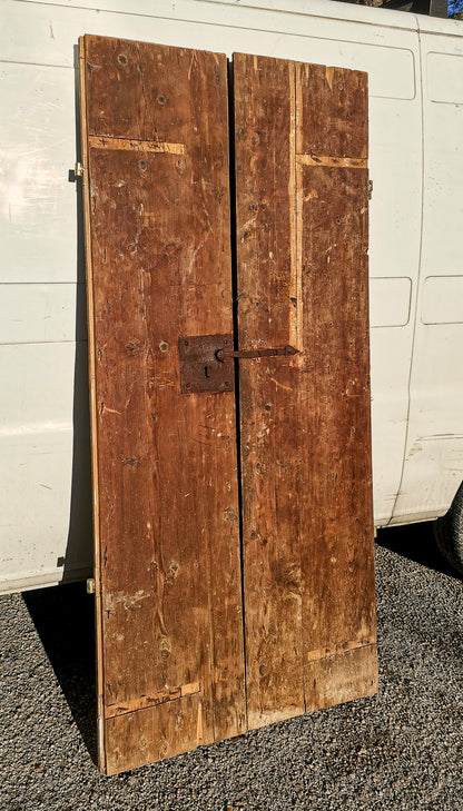 Porta Portone due ante con lacche originali e segni del tempo epoca 1700