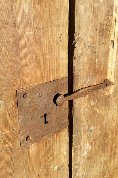 Porta Portone due ante con lacche originali e segni del tempo epoca 1700