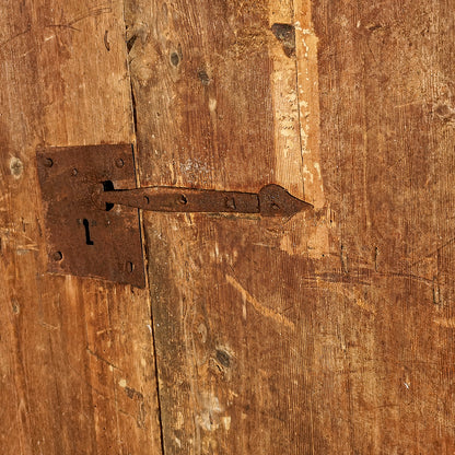 Porta Portone due ante con lacche originali e segni del tempo epoca 1700