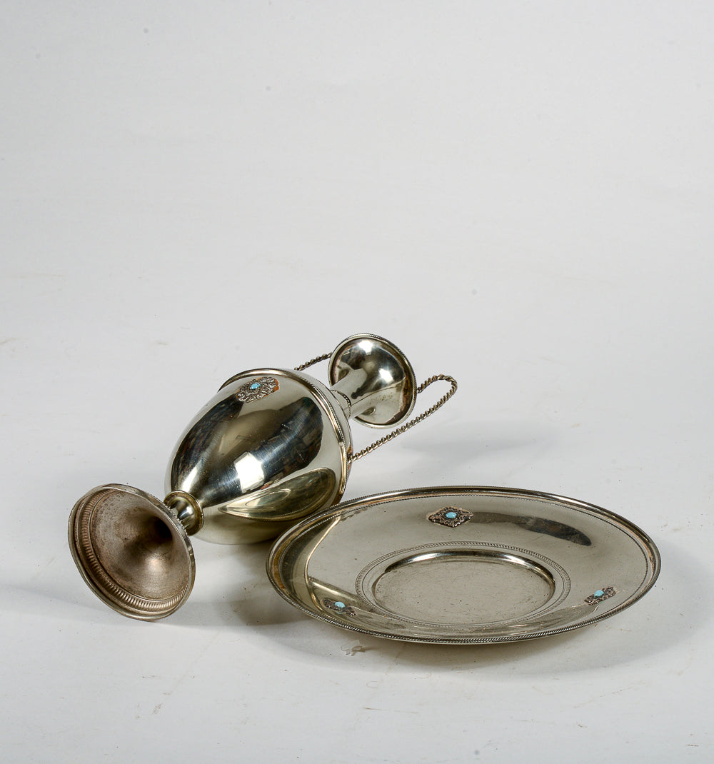 Set piatto e anfora decoro centrotavola in metallo argentato e turchese