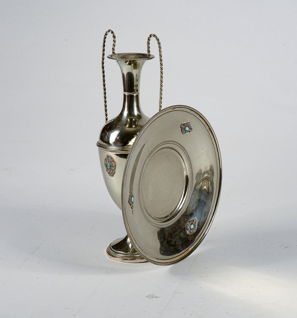 Set piatto e anfora decoro centrotavola in metallo argentato e turchese