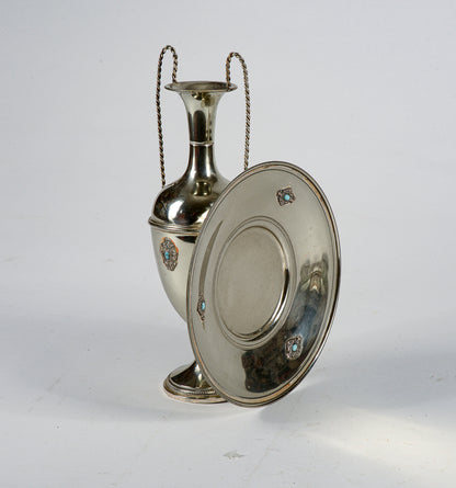 Set piatto e anfora decoro centrotavola in metallo argentato e turchese