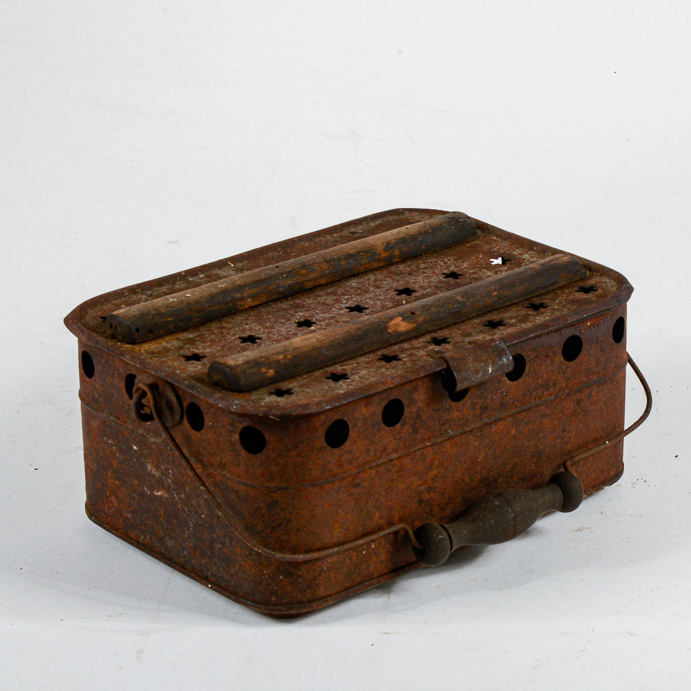 Scaldaletto scaldino in metallo traforato Italia prima metà del 1900