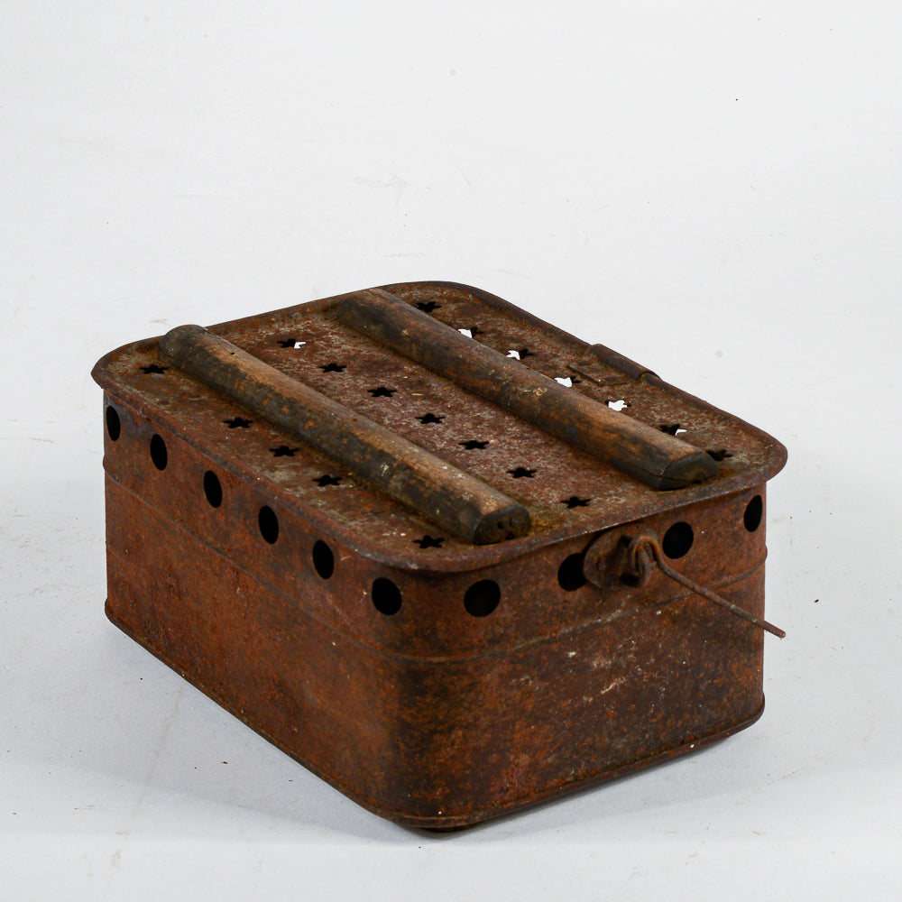 Scaldaletto scaldino in metallo traforato Italia prima metà del 1900
