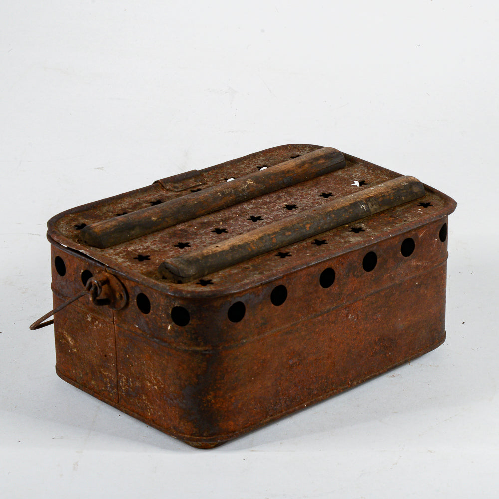Scaldaletto scaldino in metallo traforato Italia prima metà del 1900