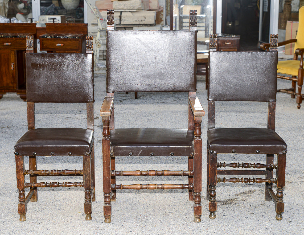 Set Di Tre Sedie Con Capotavola E Sedie In Legno E Similpelle