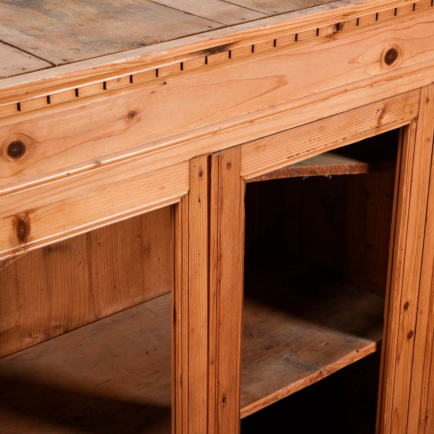 Credenza parte sopra in abete Italia fine XIX secolo