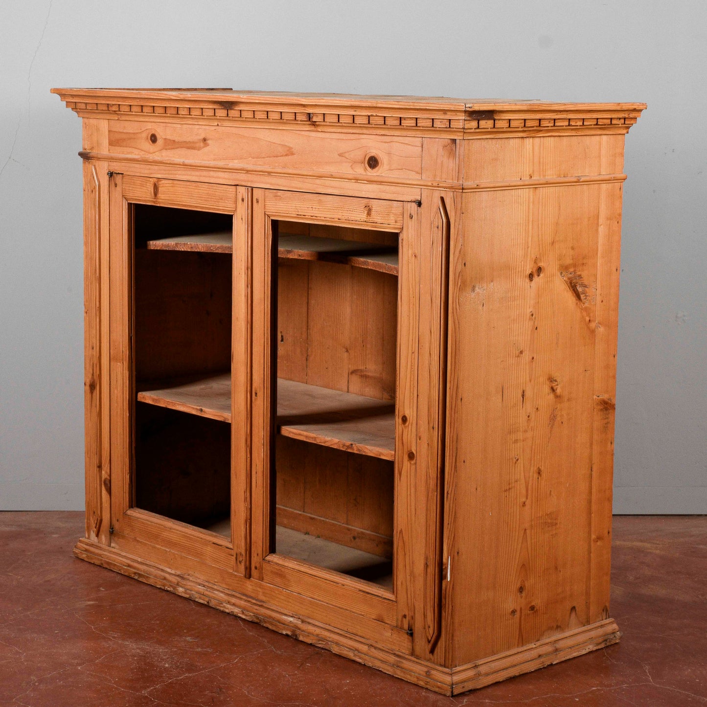 Credenza parte sopra in abete Italia fine XIX secolo