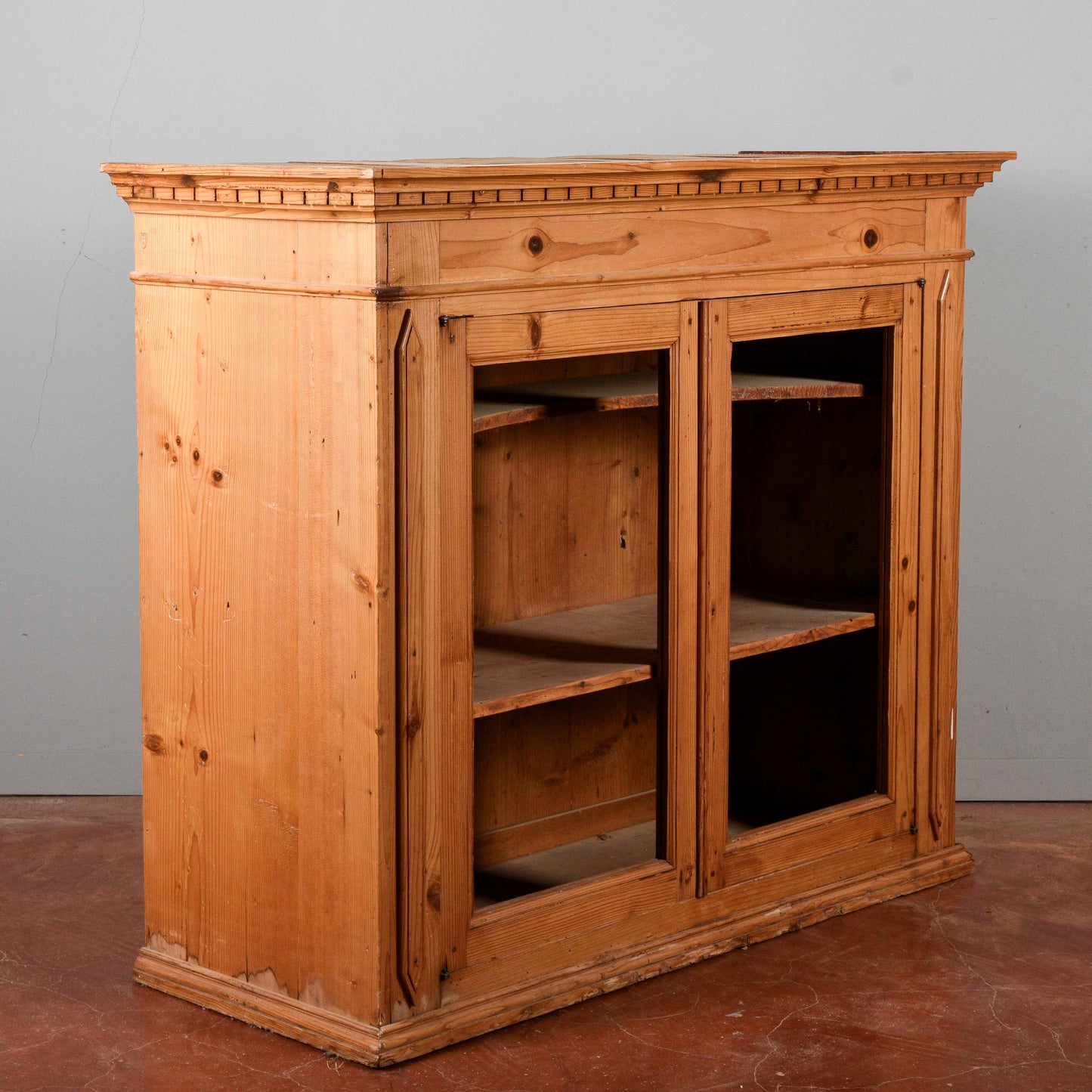 Credenza parte sopra in abete Italia fine XIX secolo