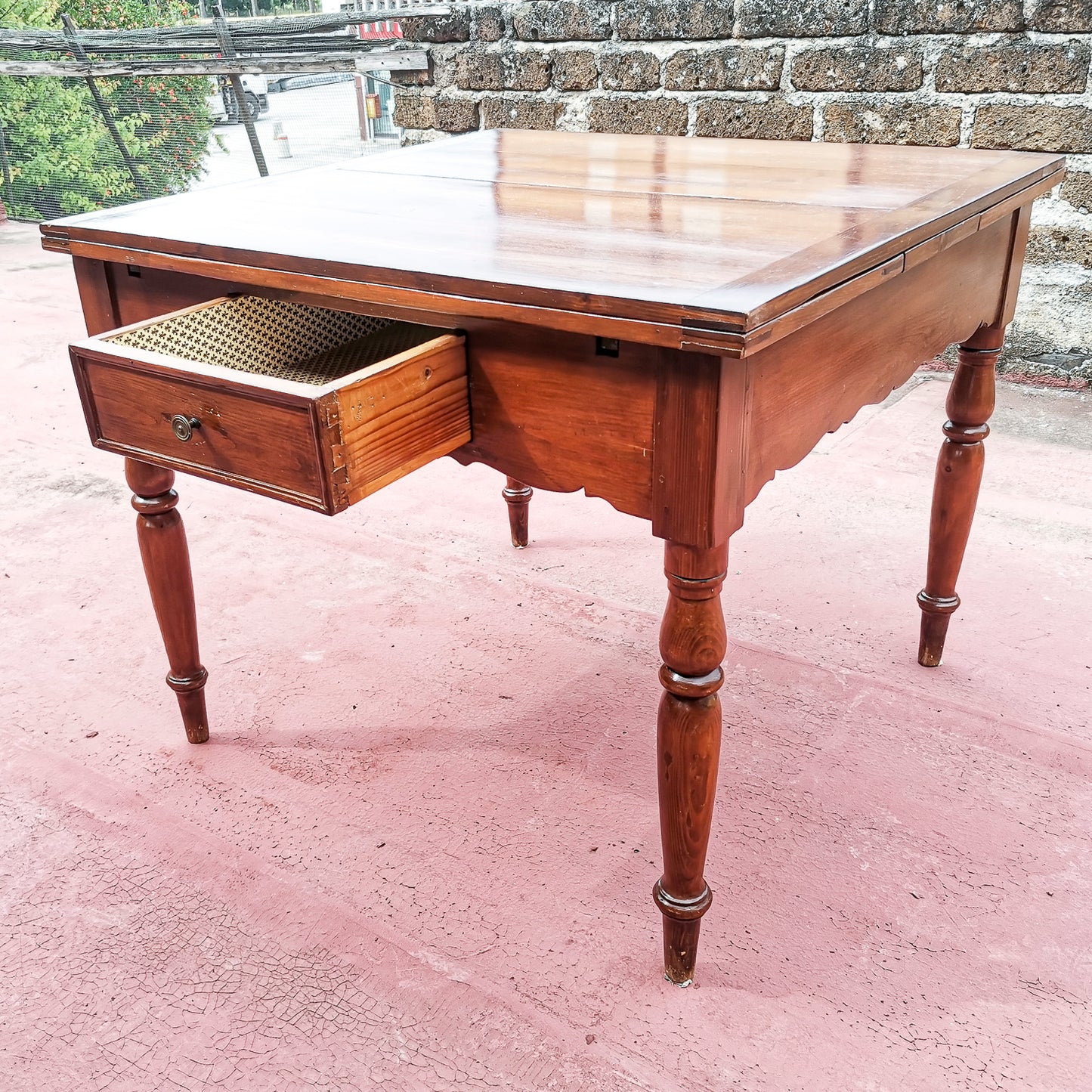 Tavolo allungabile a tiro in legno di abete massello Italia epoca 800