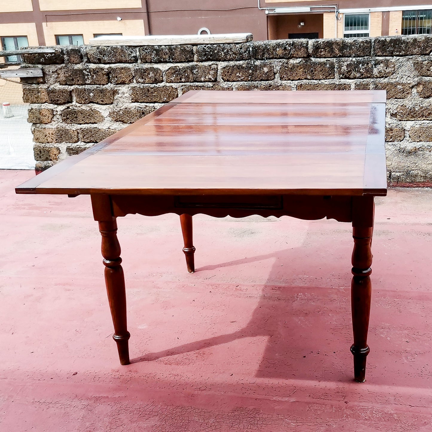Tavolo allungabile a tiro in legno di abete massello Italia epoca 800