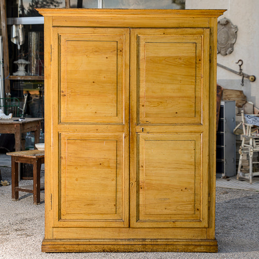 Armadio antico vintage rustico due ante in legno di abete laccato color giallo Italia epoca 1800