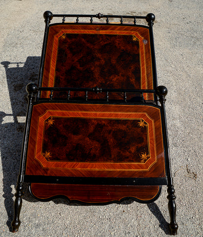 Letto singolo  in ferro e lamiera  dipinta con effetto finto legno Italia epoca primo 900 Liberty