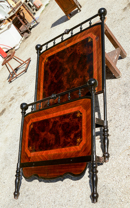 Letto singolo  in ferro e lamiera  dipinta con effetto finto legno Italia epoca primo 900 Liberty