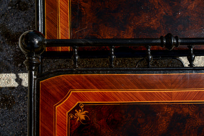 Letto singolo  in ferro e lamiera  dipinta con effetto finto legno Italia epoca primo 900 Liberty