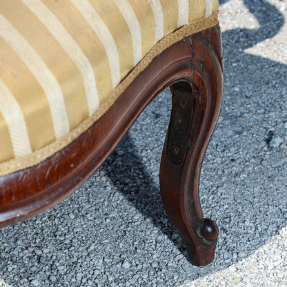 Sedia poltrona in noce  con semi braccioli  realizzata in noce epoca metà 1800