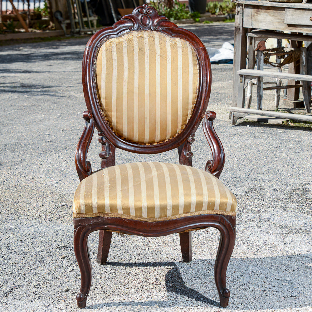 Sedia poltrona in noce  con semi braccioli  realizzata in noce epoca metà 1800