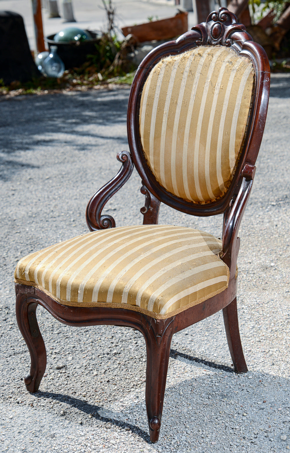 Sedia poltrona in noce  con semi braccioli  realizzata in noce epoca metà 1800