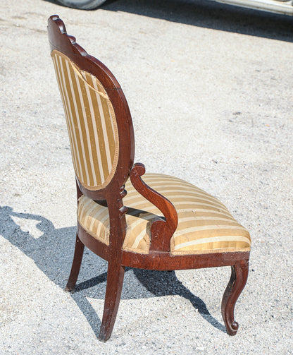 Sedia poltrona in noce  con semi braccioli  realizzata in noce epoca metà 1800