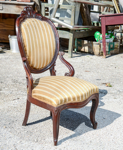 Sedia poltrona in noce  con semi braccioli  realizzata in noce epoca metà 1800
