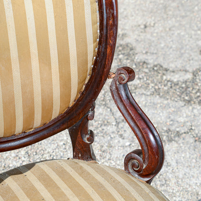 Sedia poltrona in noce  con semi braccioli  realizzata in noce epoca metà 1800