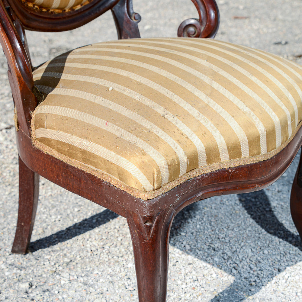 Sedia poltrona in noce  con semi braccioli  realizzata in noce epoca metà 1800