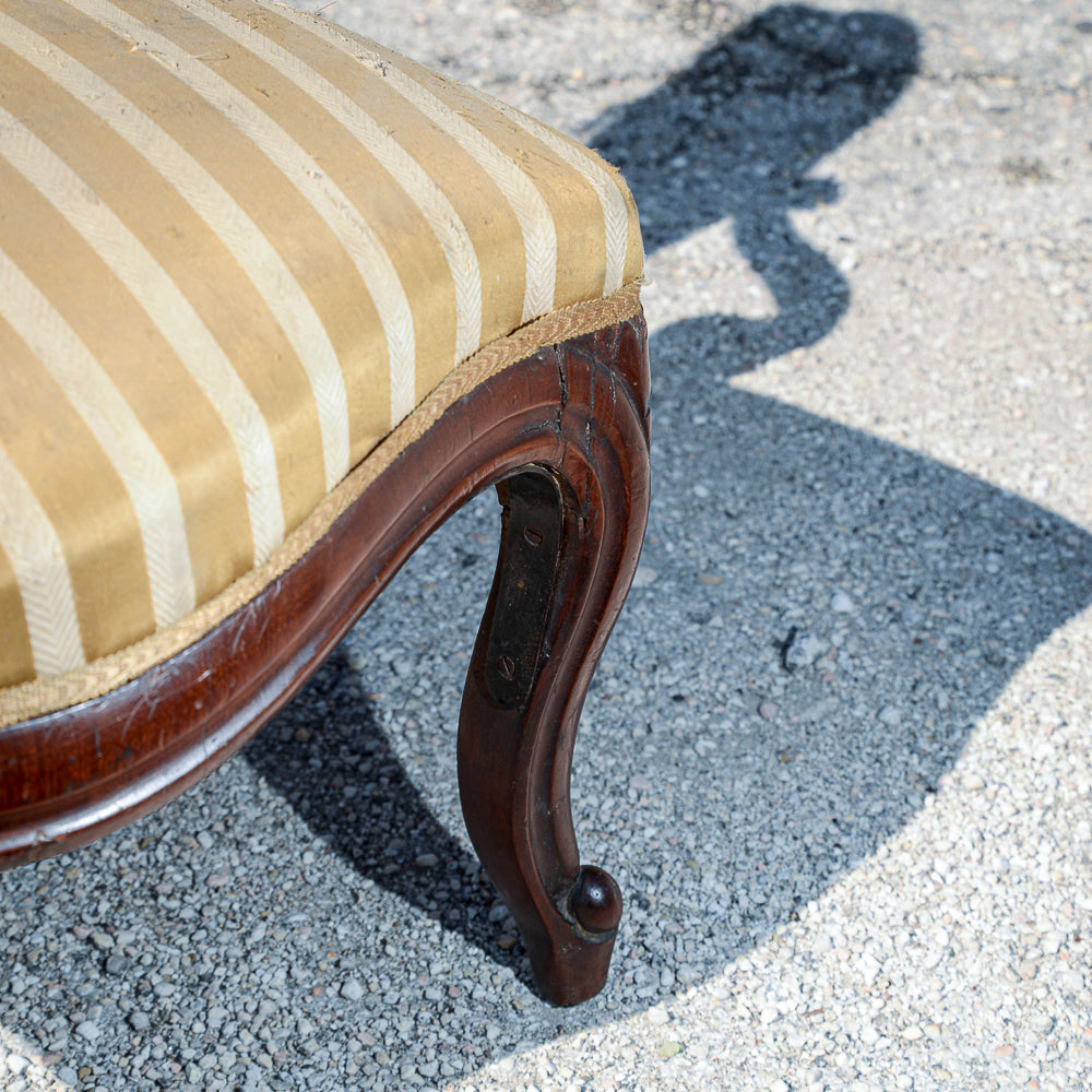 Sedia poltrona in noce  con semi braccioli  realizzata in noce epoca metà 1800