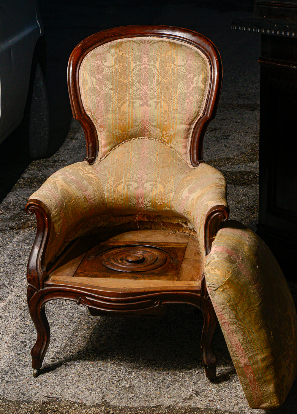 Poltrona in noce epoca Luigi Filippo con seduta realizzata per nascondere comoda bagno wc in legno meta 800