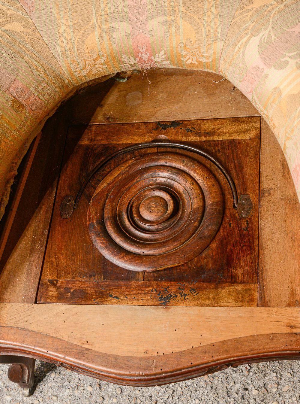 Poltrona in noce epoca Luigi Filippo con seduta realizzata per nascondere comoda bagno wc in legno meta 800