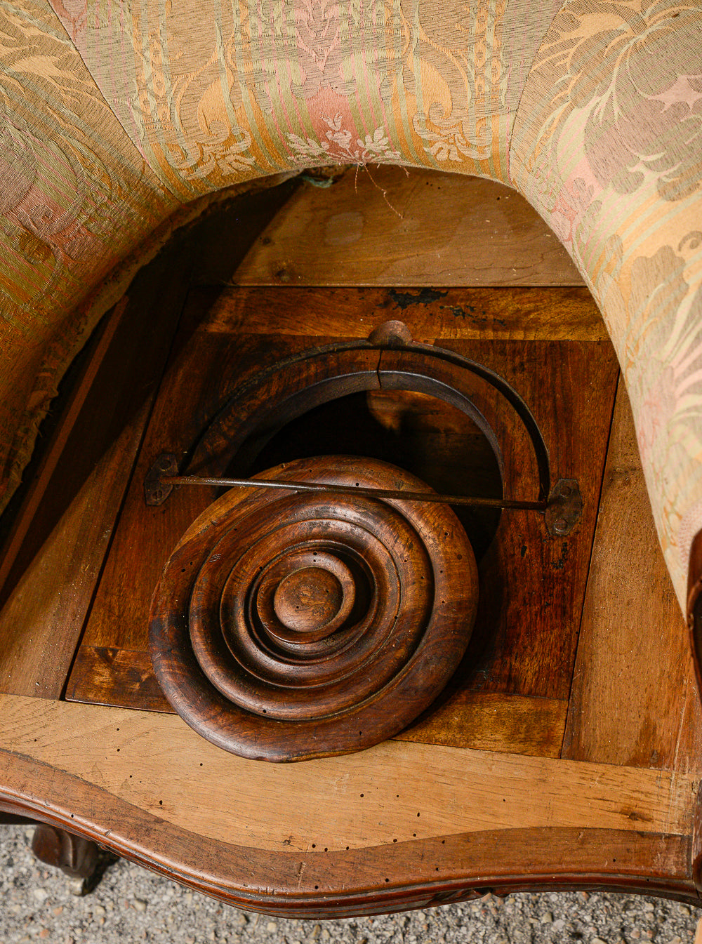 Poltrona in noce epoca Luigi Filippo con seduta realizzata per nascondere comoda bagno wc in legno meta 800