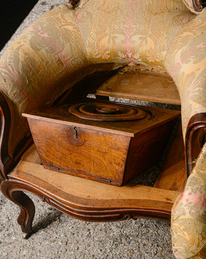 Poltrona in noce epoca Luigi Filippo con seduta realizzata per nascondere comoda bagno wc in legno meta 800