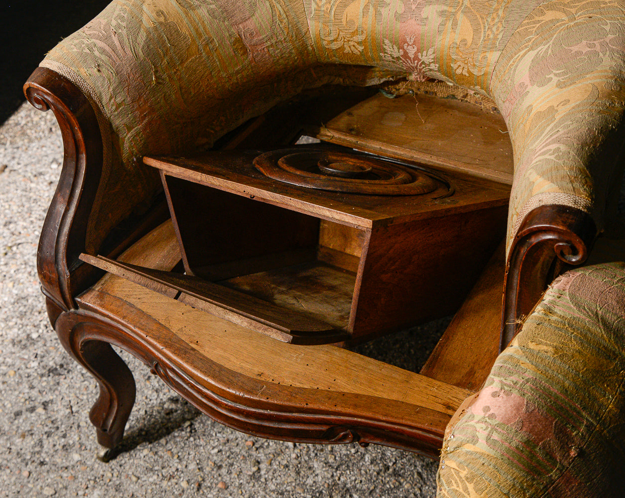 Poltrona in noce epoca Luigi Filippo con seduta realizzata per nascondere comoda bagno wc in legno meta 800