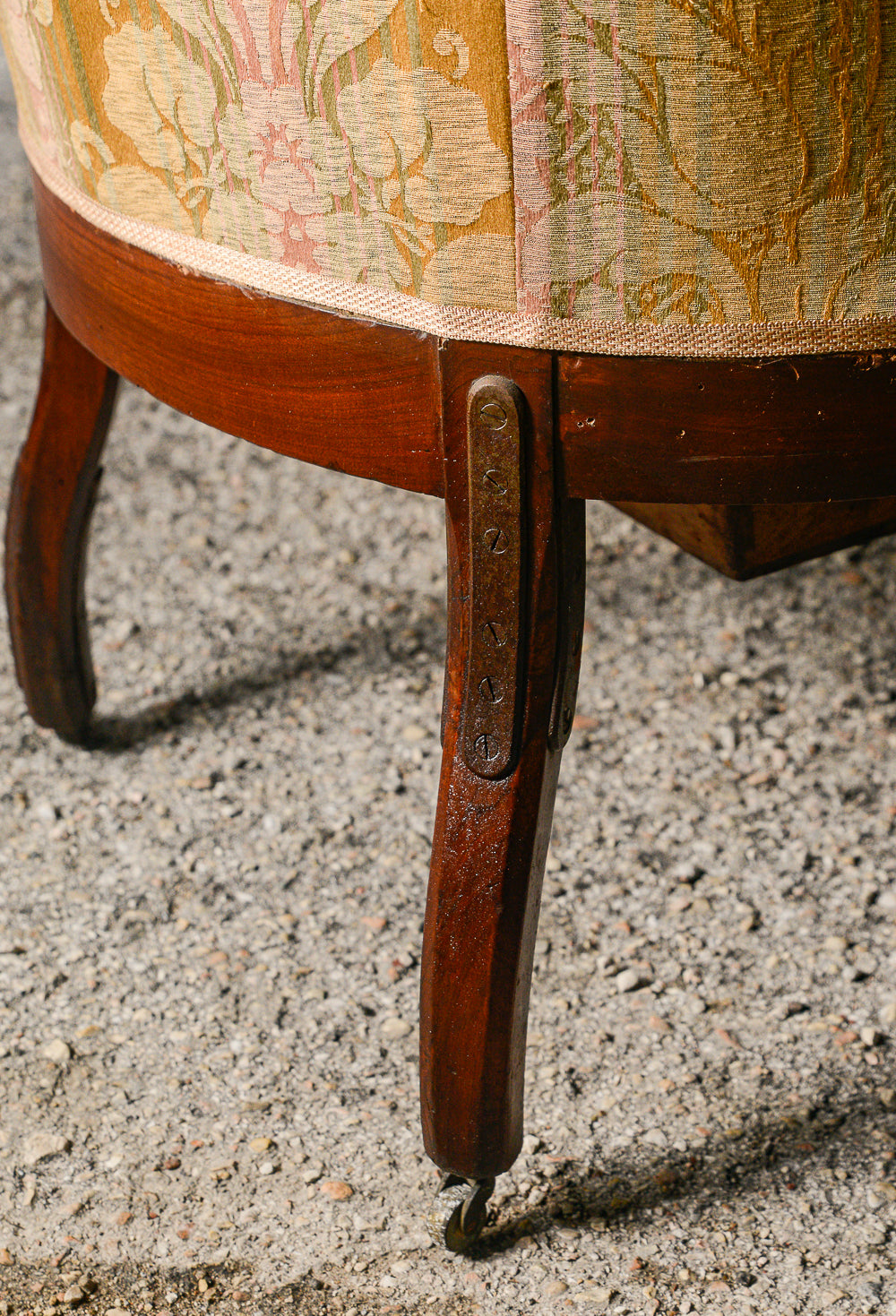 Poltrona in noce epoca Luigi Filippo con seduta realizzata per nascondere comoda bagno wc in legno meta 800