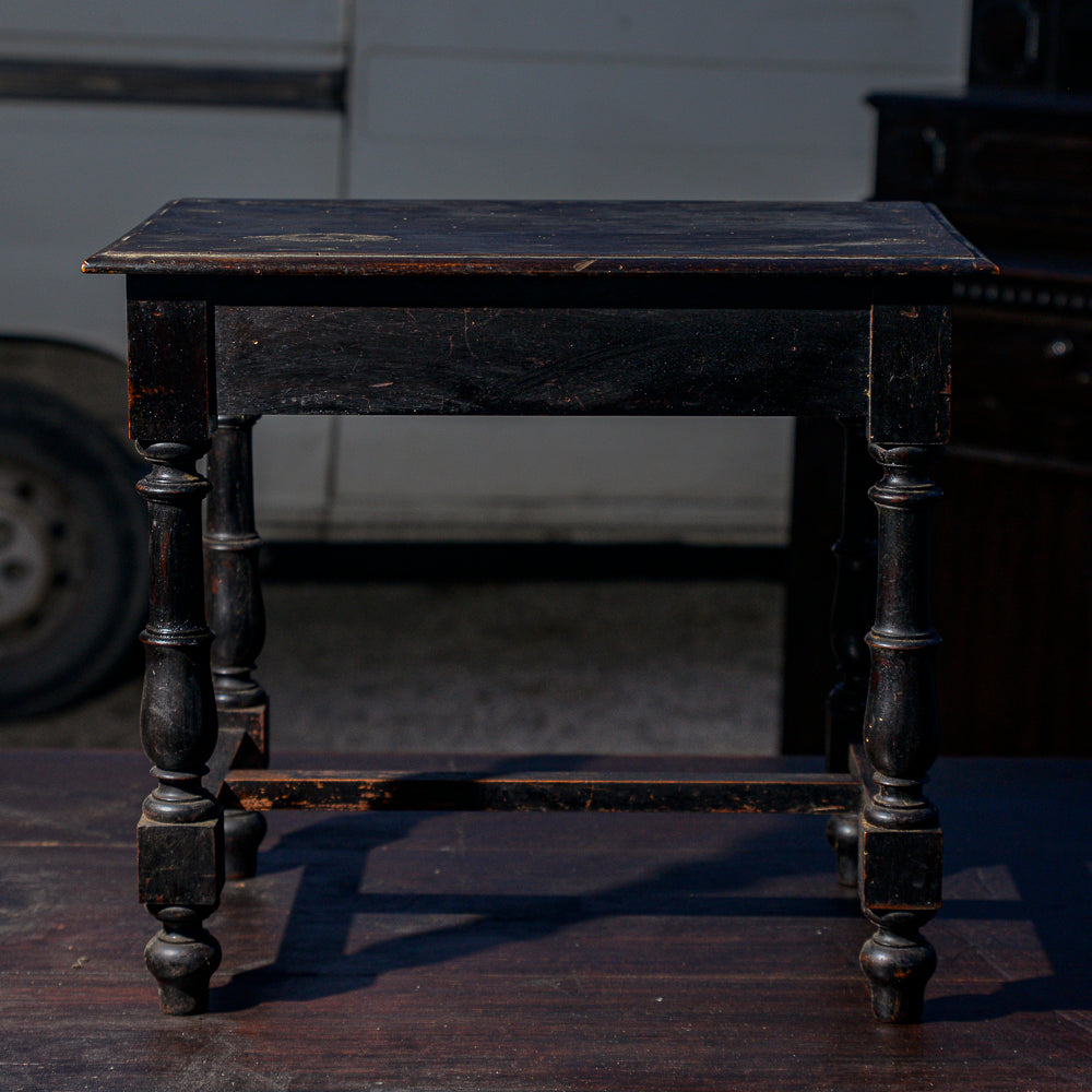 Tavolino basso in legno tinto ebano con cassetto e piedi torniti Italia 1930