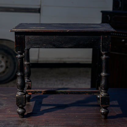 Tavolino basso in legno tinto ebano con cassetto e piedi torniti Italia 1930