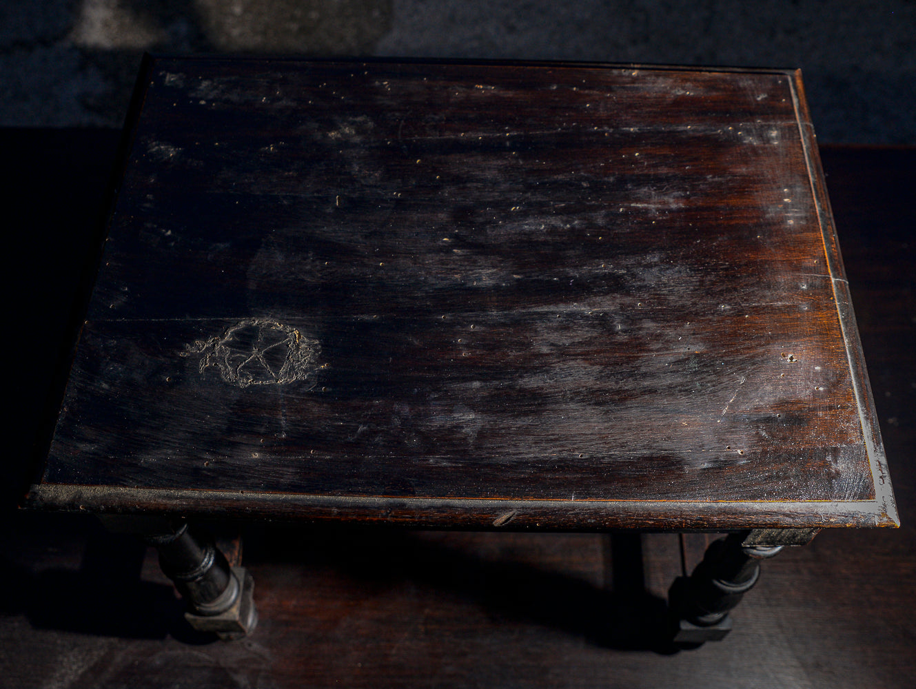 Tavolino basso in legno tinto ebano con cassetto e piedi torniti Italia 1930