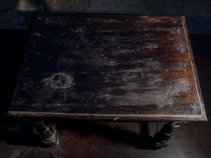 Tavolino basso in legno tinto ebano con cassetto e piedi torniti Italia 1930