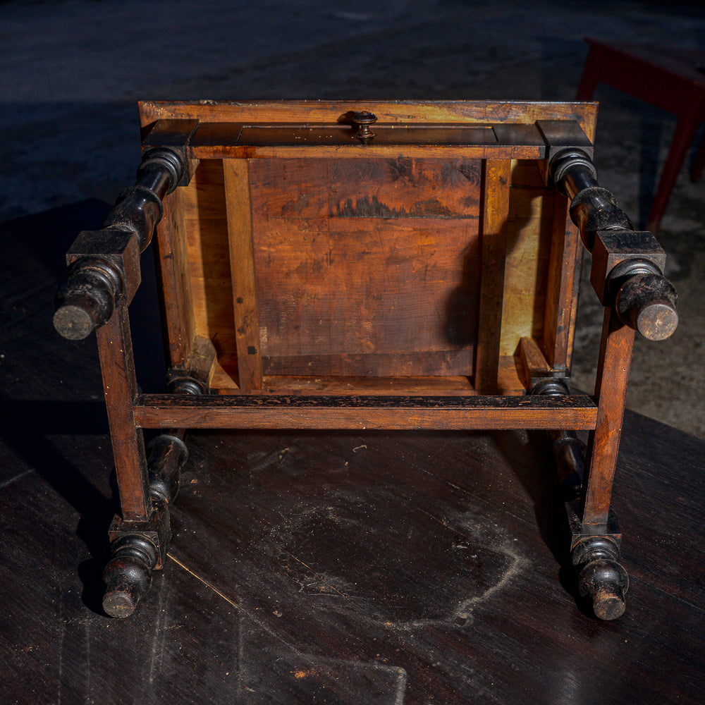 Tavolino basso in legno tinto ebano con cassetto e piedi torniti Italia 1930